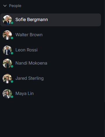 Seitenleiste eines Messengers, Bereich „People“: sechs Einträge mit rundem Portraitfoto, Namen und grünem Verfügbarkeitspunkt — Sofie Bergmann, Walter Brown, Leon Rossi, Nandi Mokoena, Jared Sterling und Maya Lin. Nichts an der Darstellung unterscheidet sie von menschlichen Kontakten.